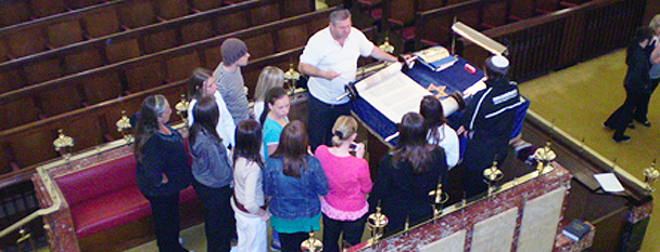 A tour group of school children being show around Central Synagogue